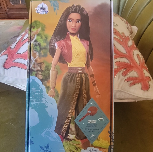 New in Box Disney Raya Doll with Brush Of The Last Dragon - Picture 3 of 6